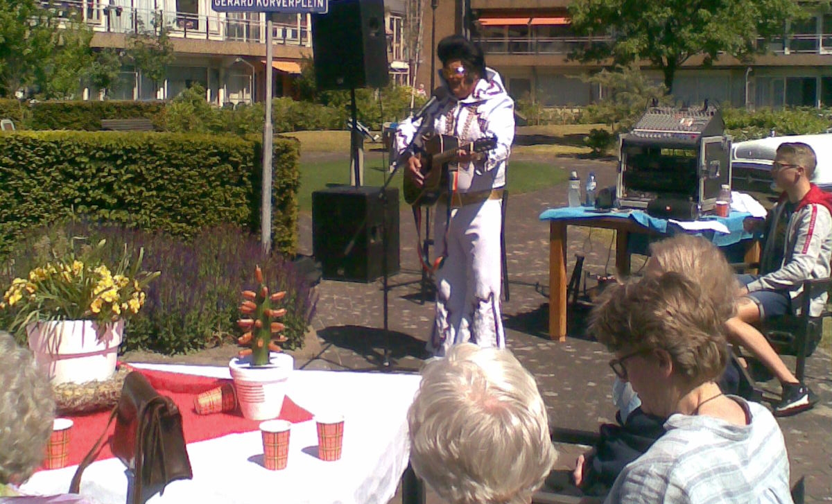 Cock Zwanenburg zingt Elvis Presley in Seniorencentrum Zeewijk - Jutter |  Hofgeest